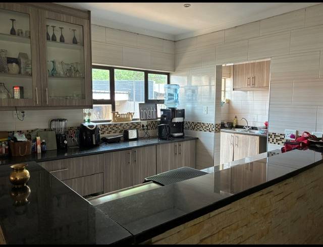 5 BEDROOM FREEHOLD FOR SALE IN CROYDON